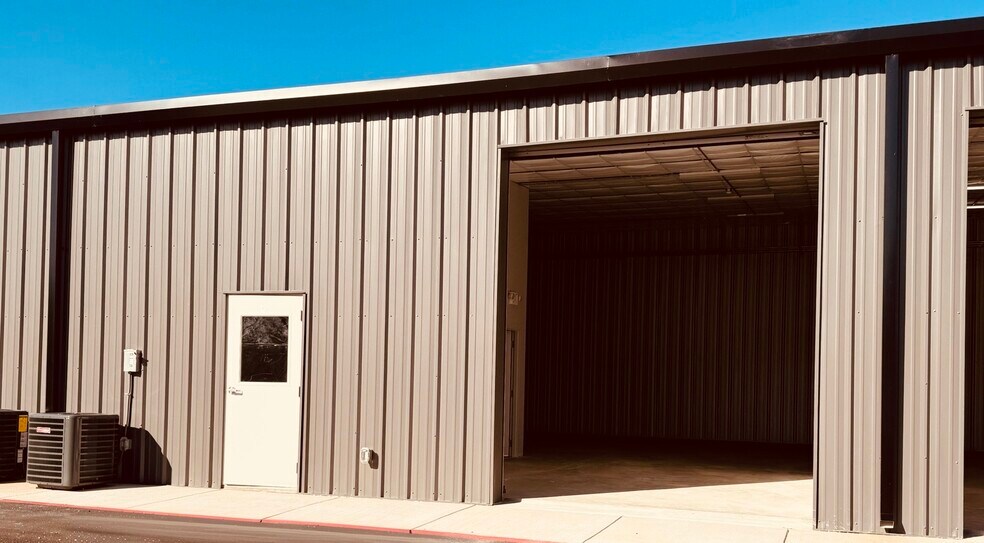 More Photos Of 2025 S 3rd St, Mabank Self Storage For Lease