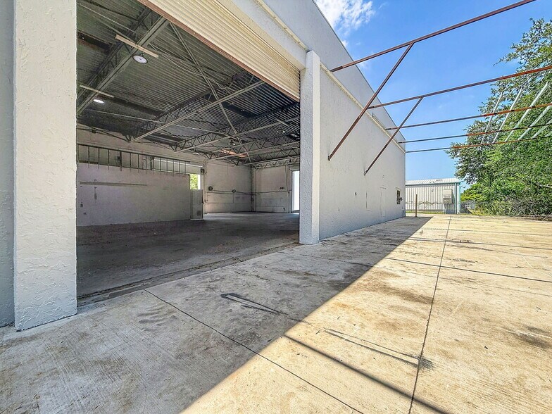 More Photos Of 5524 Independence Ct, Punta Gorda Warehouse For Sale