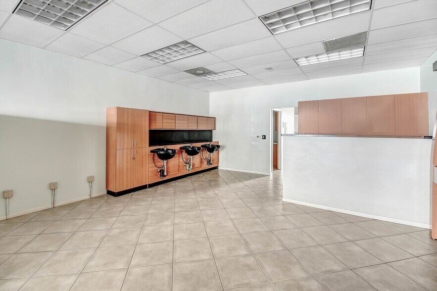 More Photos Of 147-153 N San Fernando Blvd, Burbank Storefront For Lease