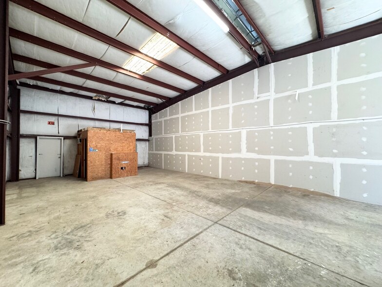 More Photos Of 11631 Columbia Park Dr E, Jacksonville Warehouse For Lease