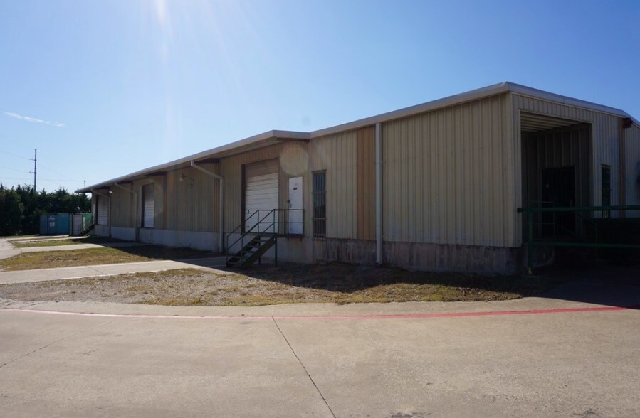 More Photos Of 902 Kck Way, Cedar Hill Distribution For Sale
