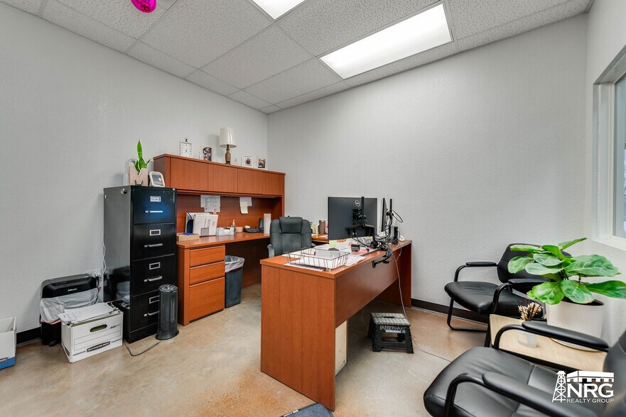 More Photos Of 801 NW 9th St, Andrews Warehouse For Sale