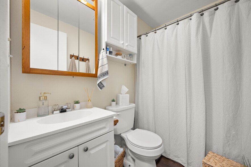 More Photos Of 1066 S Cross St, Sycamore Apartments For Sale