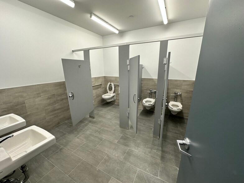 More Photos Of 4865 Arthur Kill Rd, Staten Island Warehouse For Lease