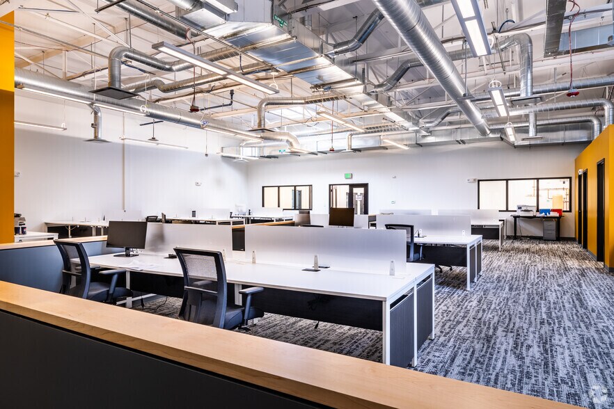 More Photos Of 154 Calvary St, Waltham Research And Development For Lease