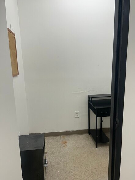 More Photos Of 428 Solomons Island Rd N, Prince Frederick General Retail For Lease
