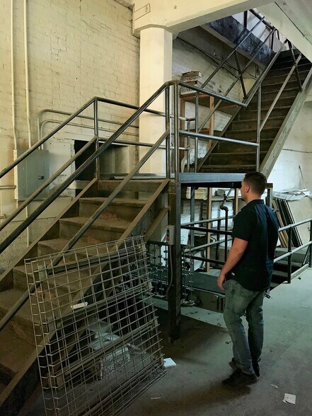 More Photos Of 2-6 Lister Ave, Newark Warehouse For Lease