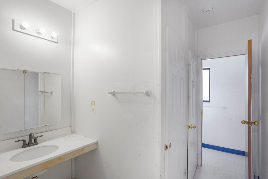 More Photos Of 140 Central St, Colorado City Office For Sale