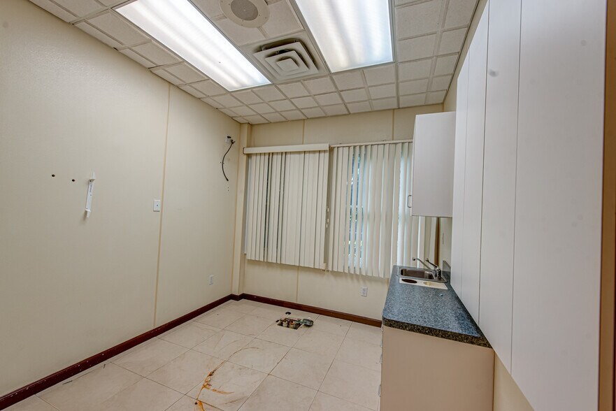 More Photos Of 63 Eastport Manor Rd, Eastport Office For Sale