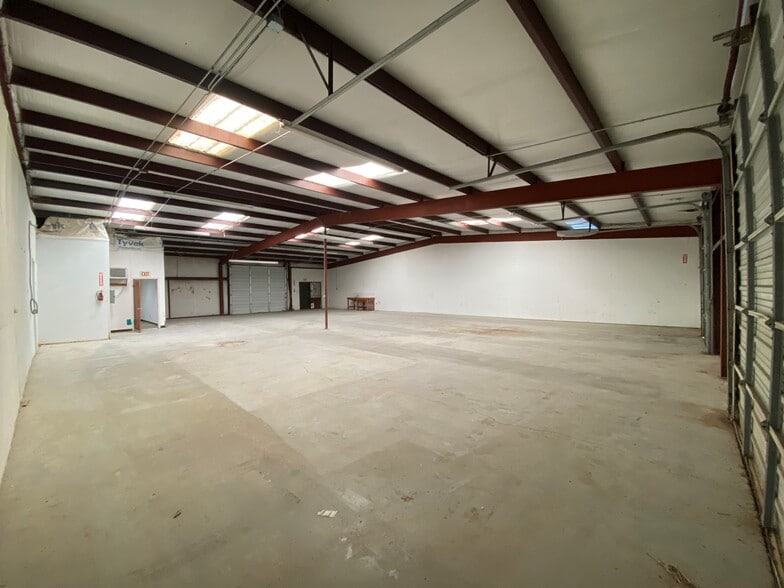 More Photos Of 3534-3542 Copeland Dr, San Antonio Light Manufacturing For Lease