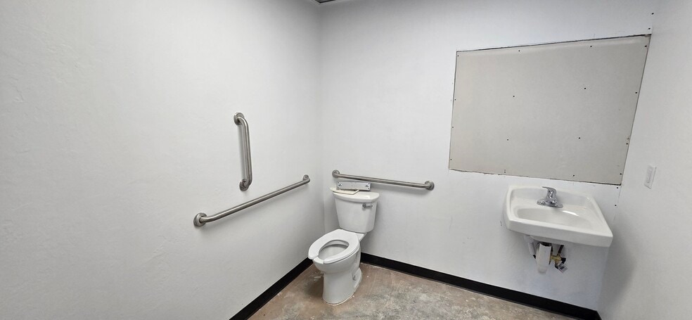 More Photos Of 1341 SW 59th St, Oklahoma City General Retail For Lease