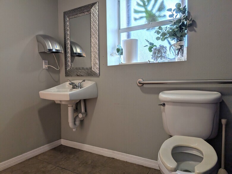 More Photos Of 512 25th St W, Bradenton Office For Lease