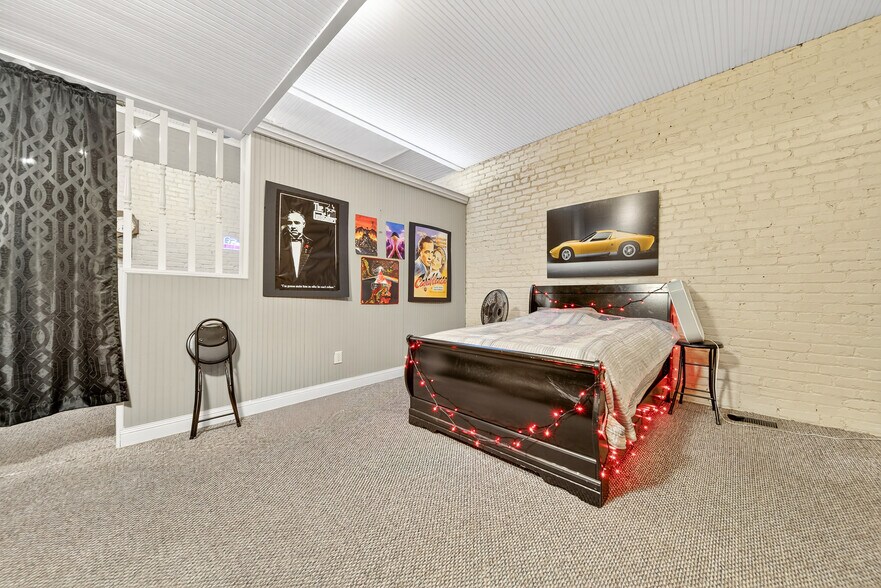 More Photos Of 109 7th Ave E, Springfield Flex For Sale