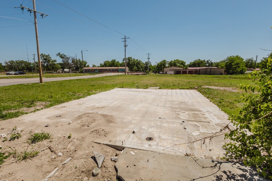 More Photos Of 2555 N Market St, Wichita Auto Repair For Sale