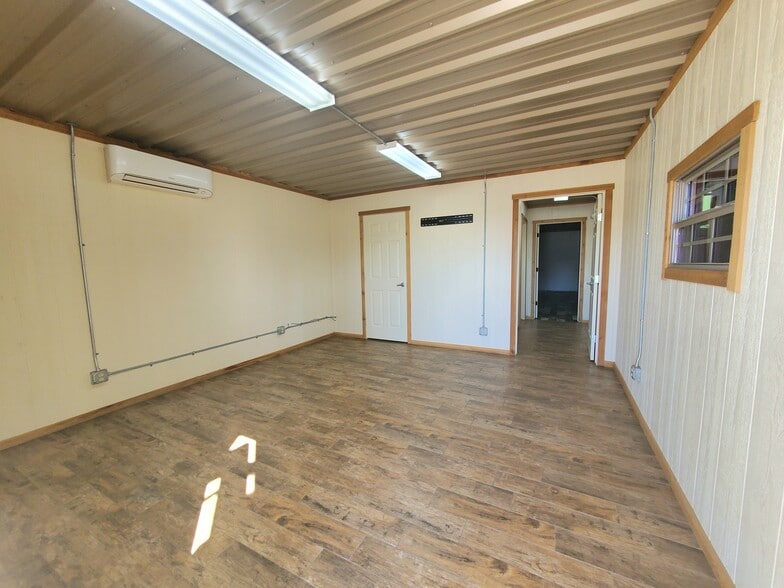 More Photos Of 11130 N Highway 75, Willis Light Distribution For Lease