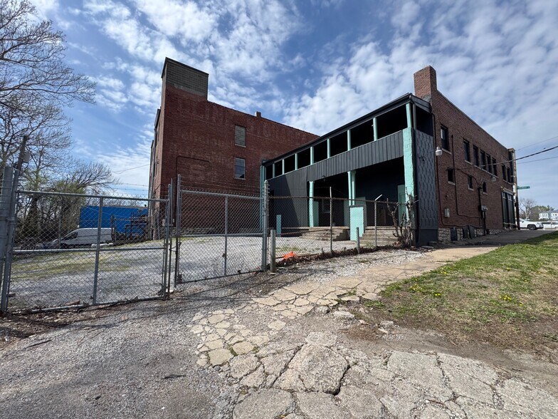 More Photos Of 1925 E Truman Rd, Kansas City Storefront Retail Office For Lease