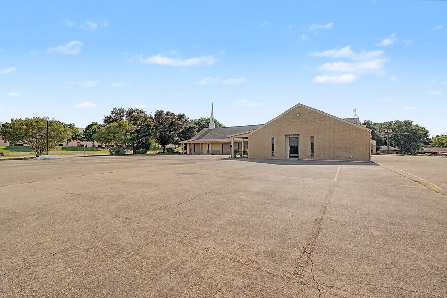 More Photos Of 2111 Skyline Dr, Mesquite Religious Facility For Sale