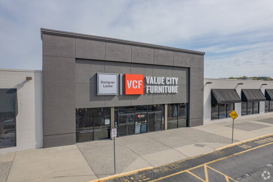 More Photos Of 2720 N Mall Dr, Virginia Beach Department Store For Lease