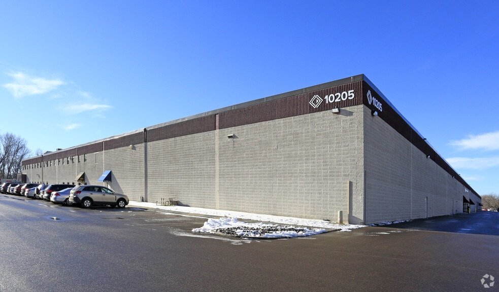 More Photos Of 975 N Nathan Ln, Plymouth Warehouse For Lease