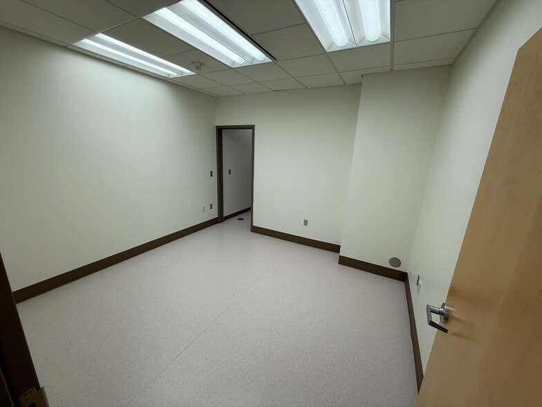 More Photos Of 4015 Lake Otis Pky, Anchorage Office For Lease