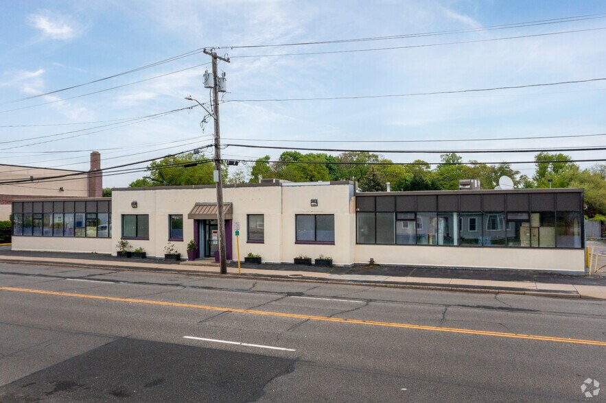 Primary Photo Of 207-209 Little East Neck Rd, West Babylon Storefront Retail Office For Sale