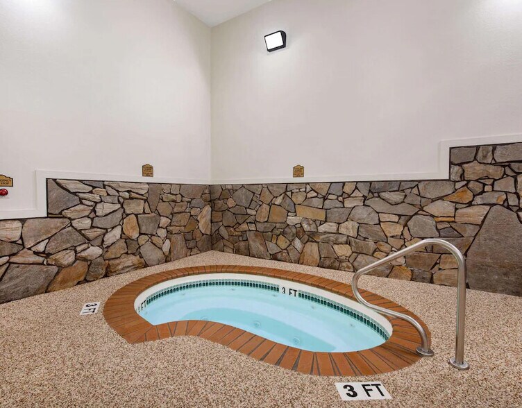 More Photos Of 109 Main St, Hill City Hotel For Sale