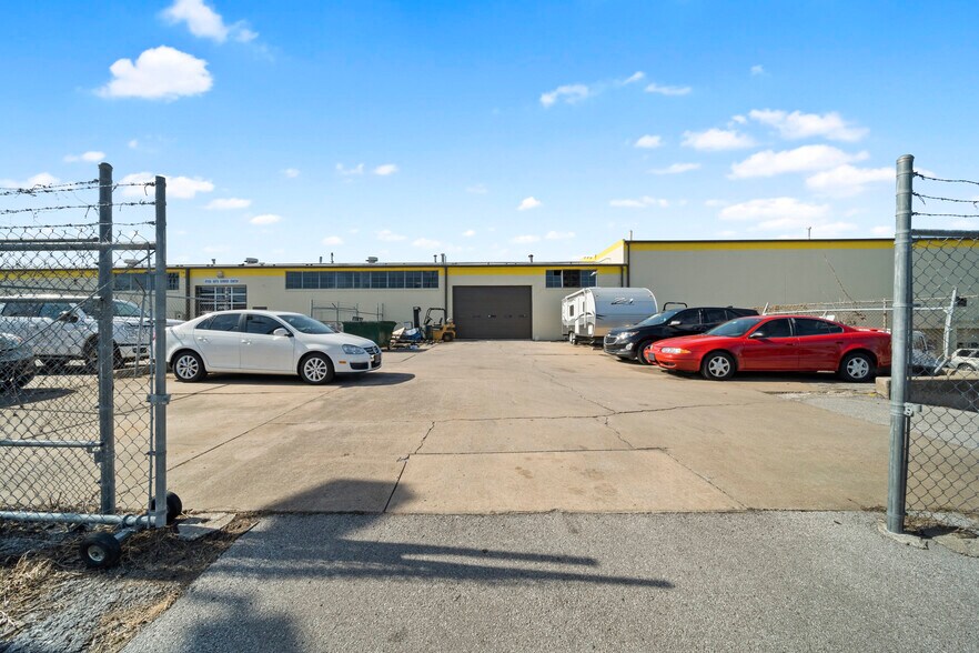 More Photos Of 2007-2015 E 11th St, Tulsa Auto Dealership For Sale