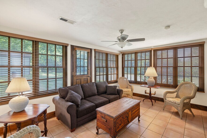 More Photos Of 40 Hospital Rd, Gettysburg Hotel For Sale