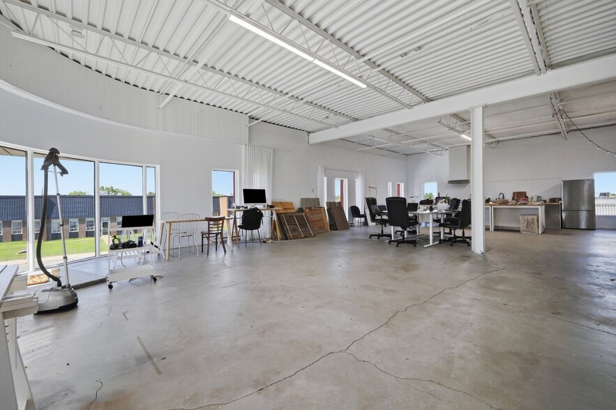 More Photos Of 605 Boul Guimond, Longueuil Warehouse For Sale