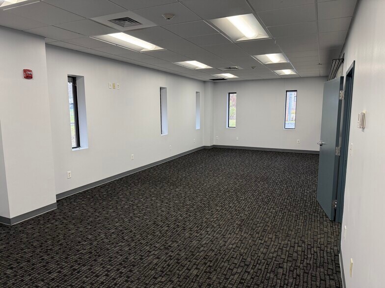 More Photos Of 182 Commerce St, East Haven Manufacturing For Lease