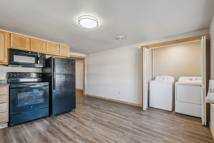 More Photos Of 106 1st Ave NW, Waukon Flex For Sale