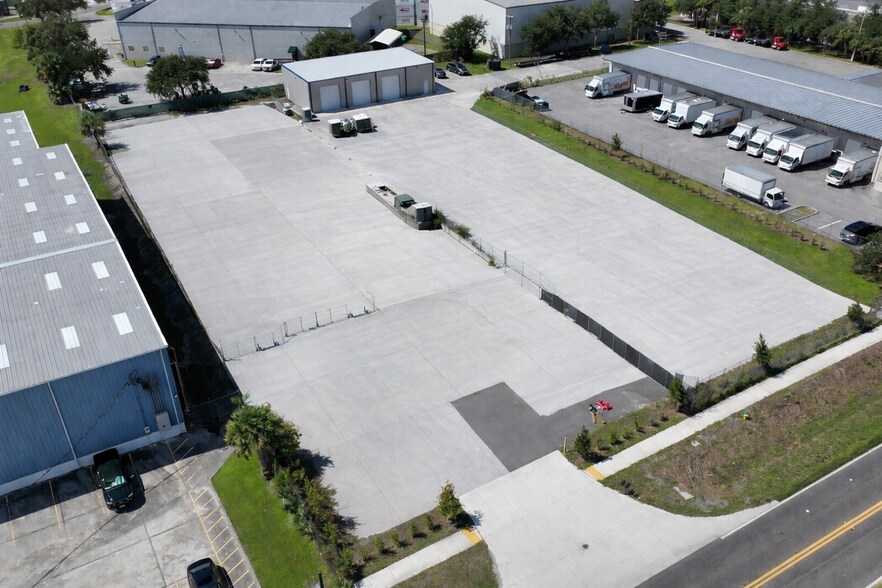 More Photos Of 1922 Tampa East Blvd, Tampa Warehouse For Lease