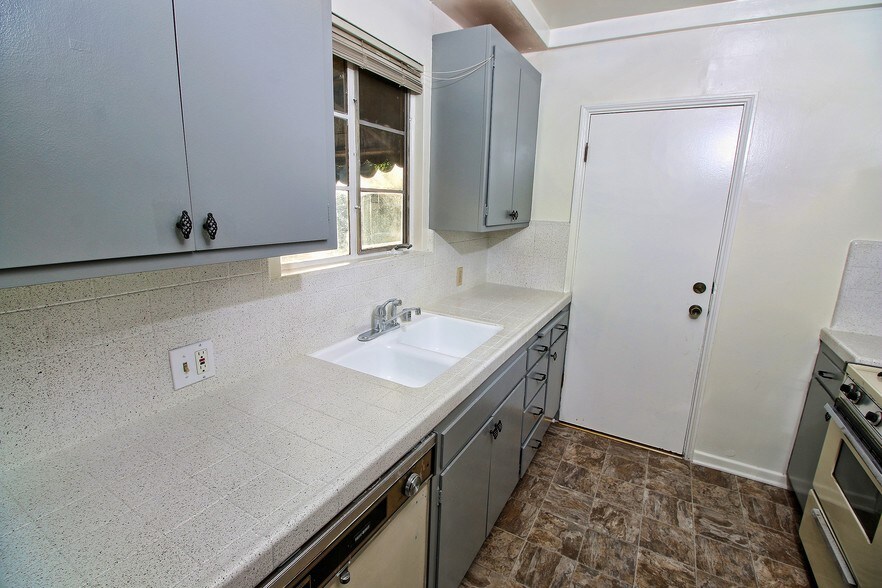 More Photos Of 140 N Pass Ave, Burbank Apartments For Sale