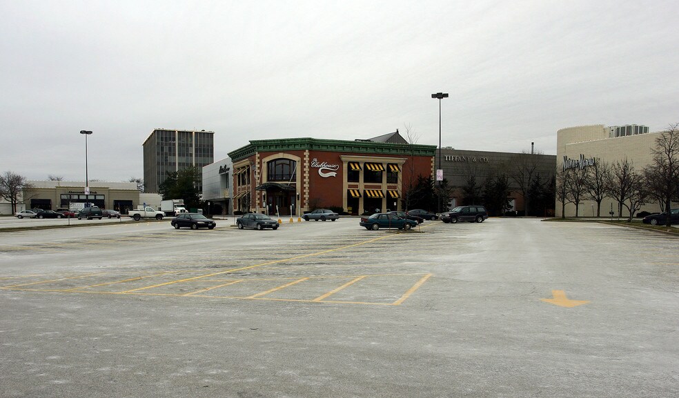 More Photos Of 100 Oakbrook Ct, Oak Brook Storefront For Lease