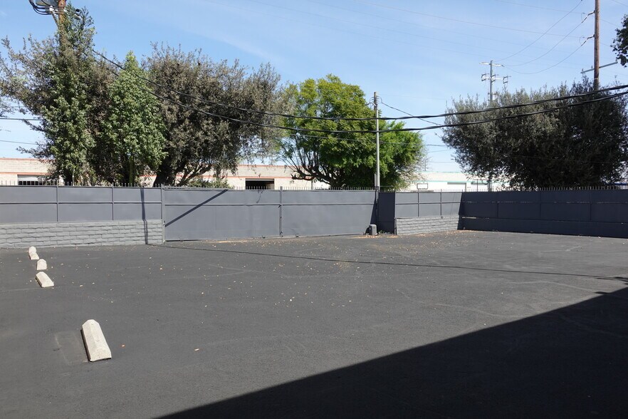 More Photos Of 18334 Eddy St, Northridge Warehouse For Sale