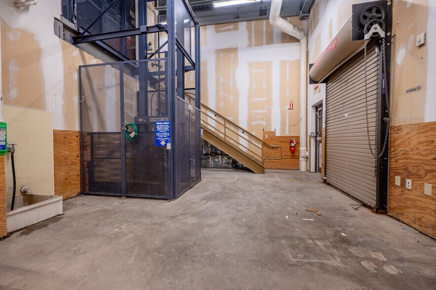 More Photos Of 705 W High Ave, New Philadelphia Drugstore For Lease
