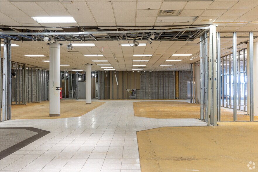 More Photos Of 1995 Southlake Mall, Merrillville Department Store For Sale