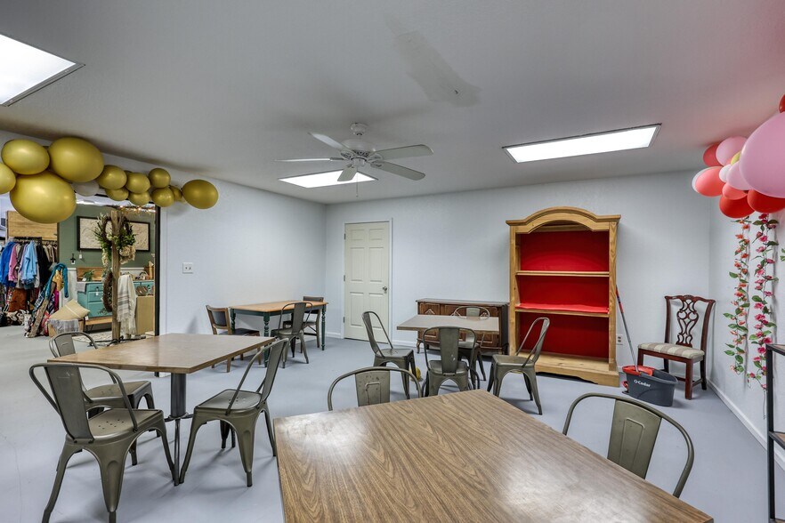 More Photos Of 8637 Oxbow Ln, Neosho Storefront Retail Residential For Sale