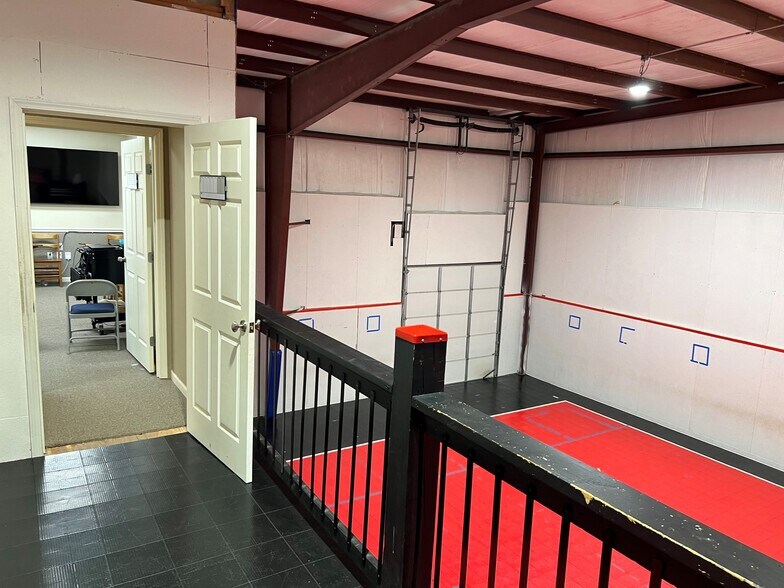 More Photos Of 5110 NW Waukomis Dr, Northmoor Warehouse For Lease