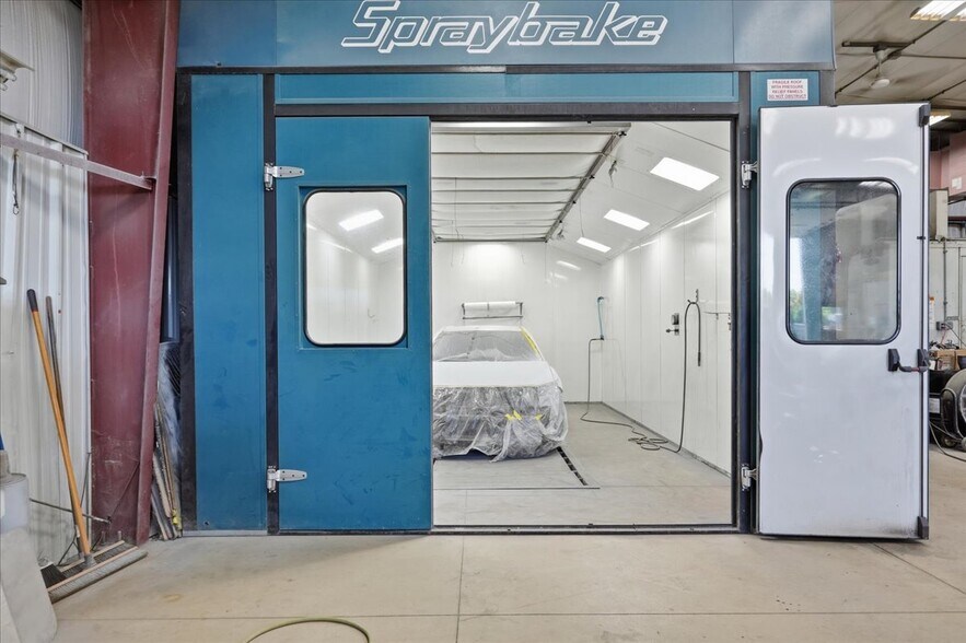 More Photos Of 590 Commercial Ave, Waterloo Auto Repair For Sale