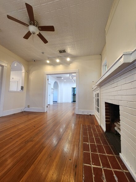 More Photos Of 3126 N St. Mary's, San Antonio Storefront Retail Office For Lease