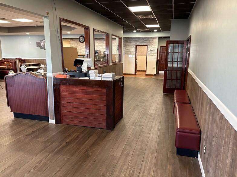 More Photos Of 102 E Park St, Taylorville Freestanding For Sale