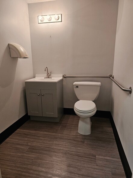 More Photos Of 12401 Shelbyville Rd, Louisville Freestanding For Lease