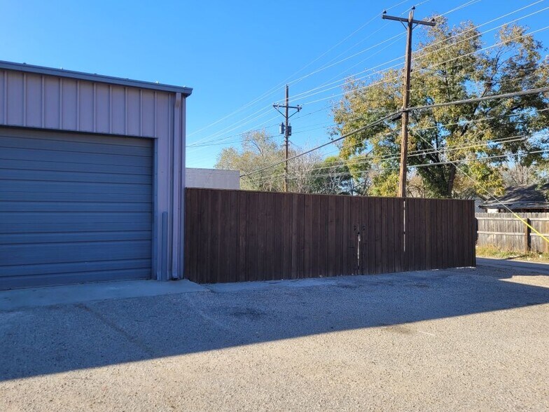 More Photos Of 2006 50th St, Lubbock Flex For Lease