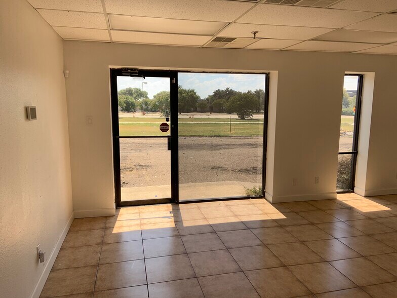 More Photos Of 10210 Monroe Dr, Dallas Light Distribution For Lease