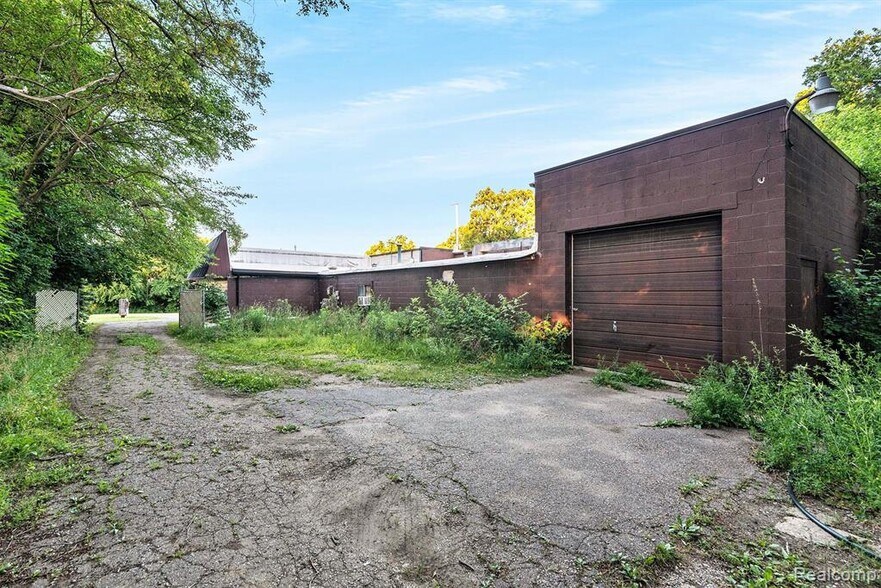 More Photos Of 1323 E Main St, Flushing Light Manufacturing For Sale