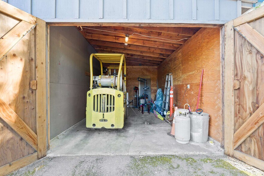 More Photos Of 22525 SW Stafford Rd, Tualatin Warehouse For Sale