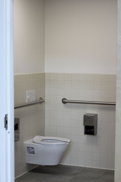 More Photos Of 33 Seneca Ave, San Francisco Apartments For Lease