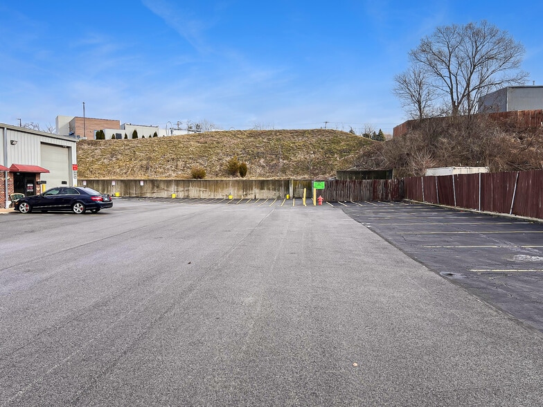 More Photos Of 6817 Hobson Valley Dr, Woodridge Warehouse For Lease