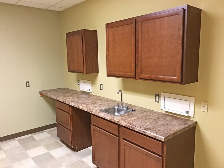 More Photos Of 1330 Commercial St, Warsaw Office For Sale